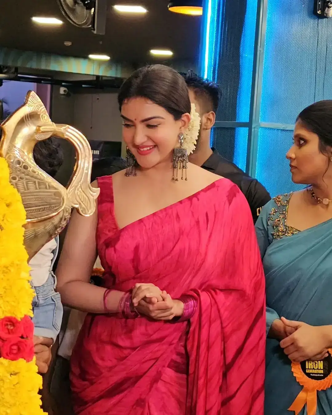 TRADITIONAL MALAYALAM ACTRESS HONEY ROSE IN RED SAREE 2